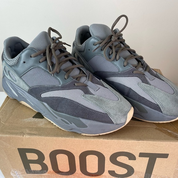 🔥Preowned Yeezy Boost 700
